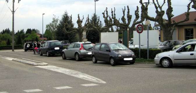 voitures devant la mairie