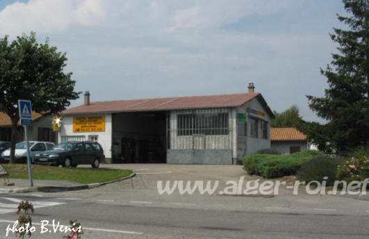 le garage, sur la voie principale, face à la boulangerie