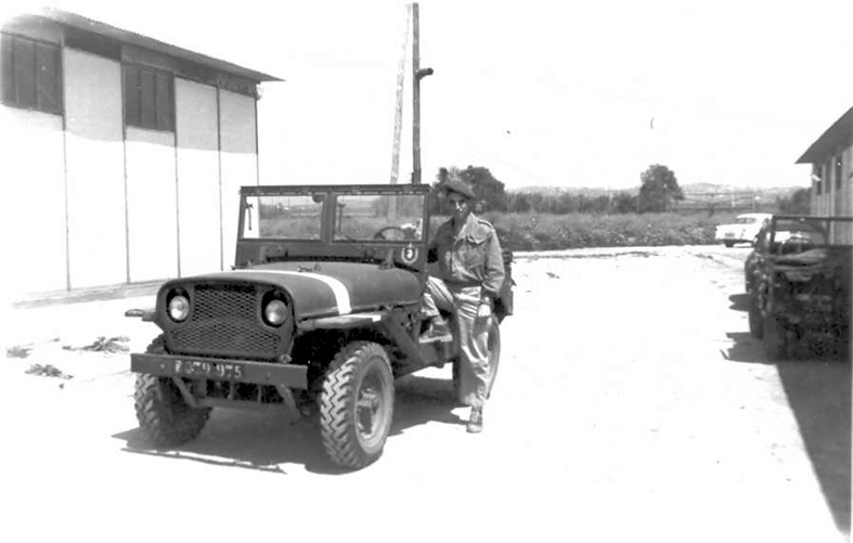 Avril 1960 Francis Rambert devant une jeep-école Delaye de la Préparation Militaire