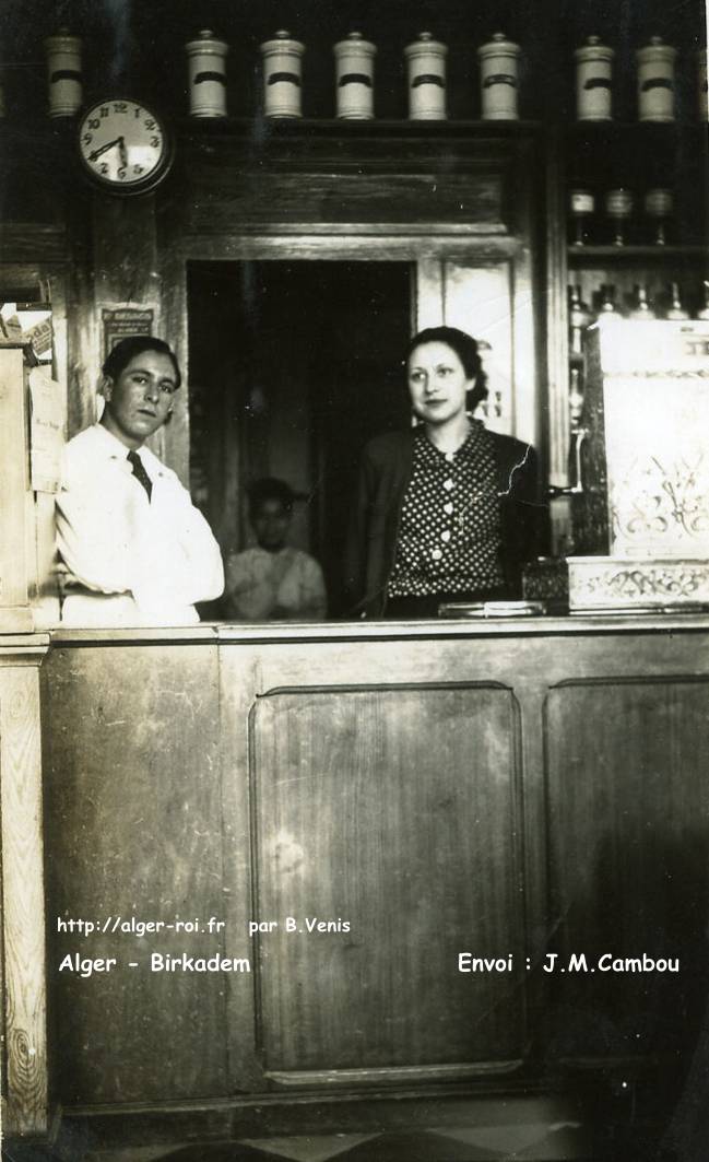 De g à d : Le préparateur Marfoud et Marthe Chassagne la femme du pharmacien Louis Chassagne