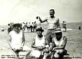 Les rois de la pétanque sur une plage de chez nous, laquelle ? Année 50
