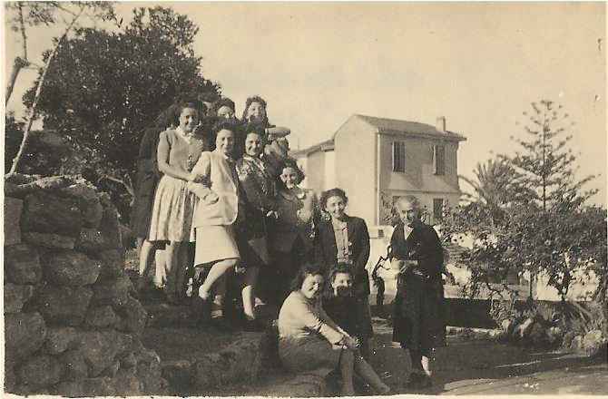  Devant, assise sur les marches, 2ème en noir, derrière sa camarade en blanc: ma mère, Agathe BENEJAM.