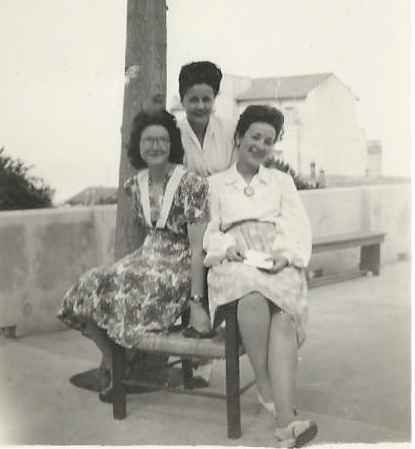 Bonnes camarades de ma mère Rue Zaâtcha. Debout, derrière les deux autres: Suzanne Middleton.
