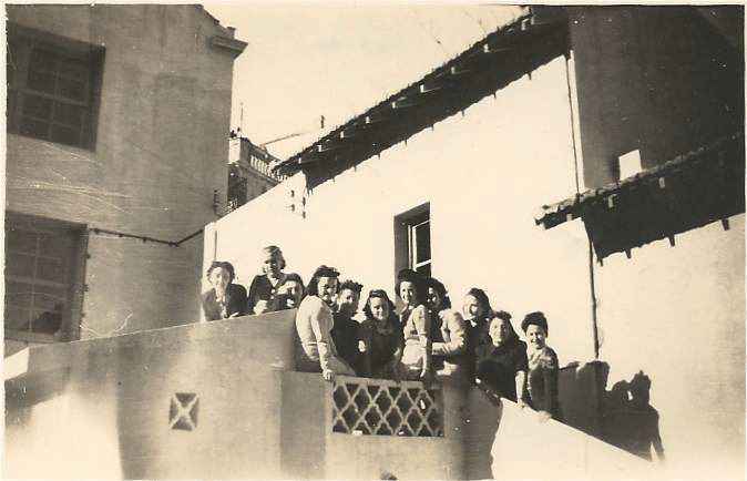 X, 2ème: debout, Mlle Bernard, directrice, X (avec le coude sur la rampe), X , X, X, X , 7ème = Agathe BENEJAM (de profil, s'appuie sur sa camarade),  8ème: Renée CAZASSUS (avec l'avant-bras dénudé sur la rampe), 