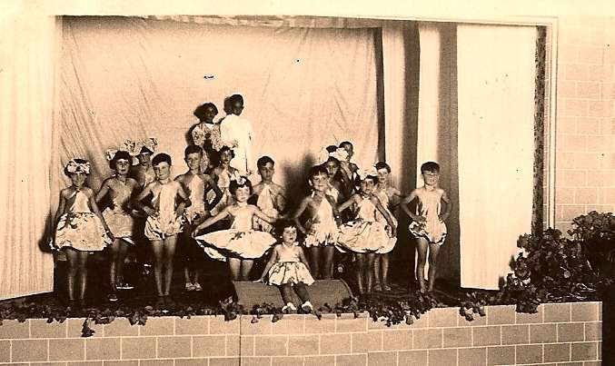 " LA FETE VILLAGEOISE" Avec tous les petits enfants du village