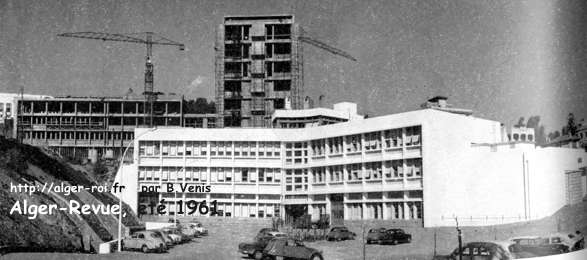 Vue d'ensemble de l'Institut d'Etudes Nucléaires. Au ler plan: le Bâtiment des accélérateurs et laboratoires associés. A g.: l'aile SAMES; à dr.: l'aile Van de Graaff. -- Au fond: en chantier, l'édifice (8 étages) des laboratoires "Recherches" ; à g.: atelier, salles de travaux pratiques, centre de documentation. L'achèvement de l'ensemble pour juillet 1962. 