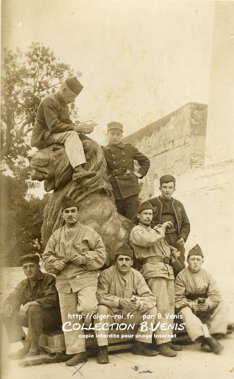 En un point, convenablement choisi de cet escalier, sera placé un lion en bronze, oeuvre du sculpteur Auguste Caïn.