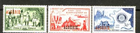 Le timbre à gauche, émis en 1954-1955, commémore à la fois la création de la Légion d'Honneur