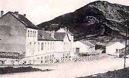 l'école Roudil vue de l'est avec, à l'arrière, un sommet à 1121m.