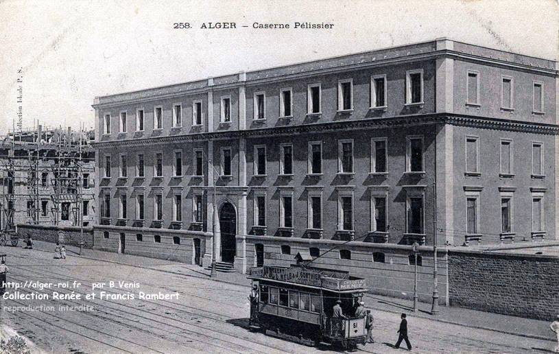 En direction du faubourg Bab-el-Oued, à l'arrêt devant la caserne Pélissier, 