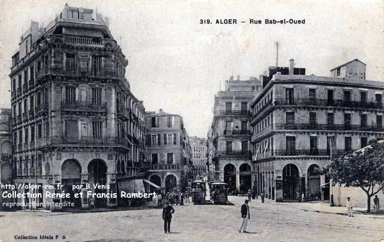Au débouché de la rue Bab-el-Oued sur la place Bab-el-Oued,