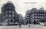 Au débouché de la rue Bab-el-Oued sur la place Bab-el-Oued,