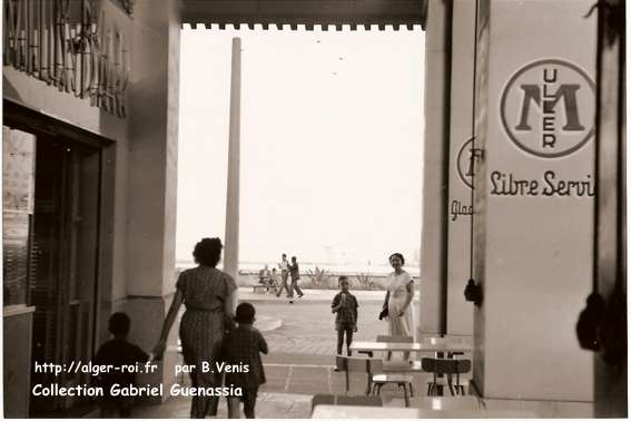 rue Borély la Sapie avec la jetée et le glacier Grozoli.