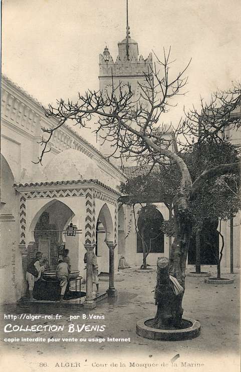 La fontaine de la cour de la mosquée de la Marine