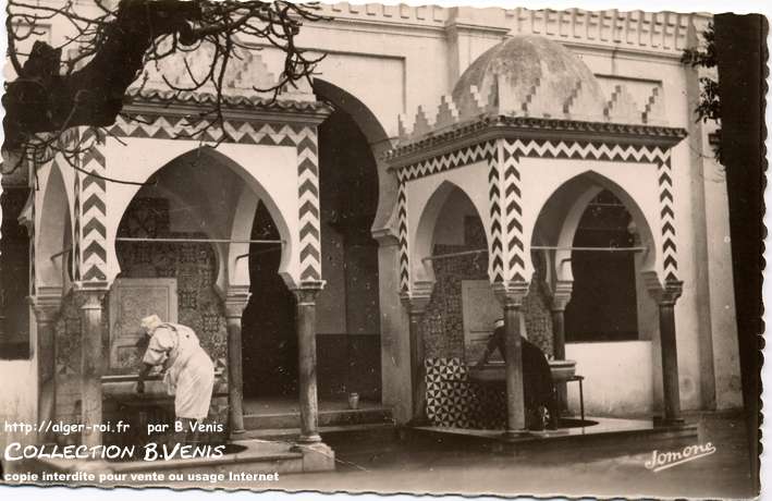 Les fontaines de la cour de la mosquée de la Marine